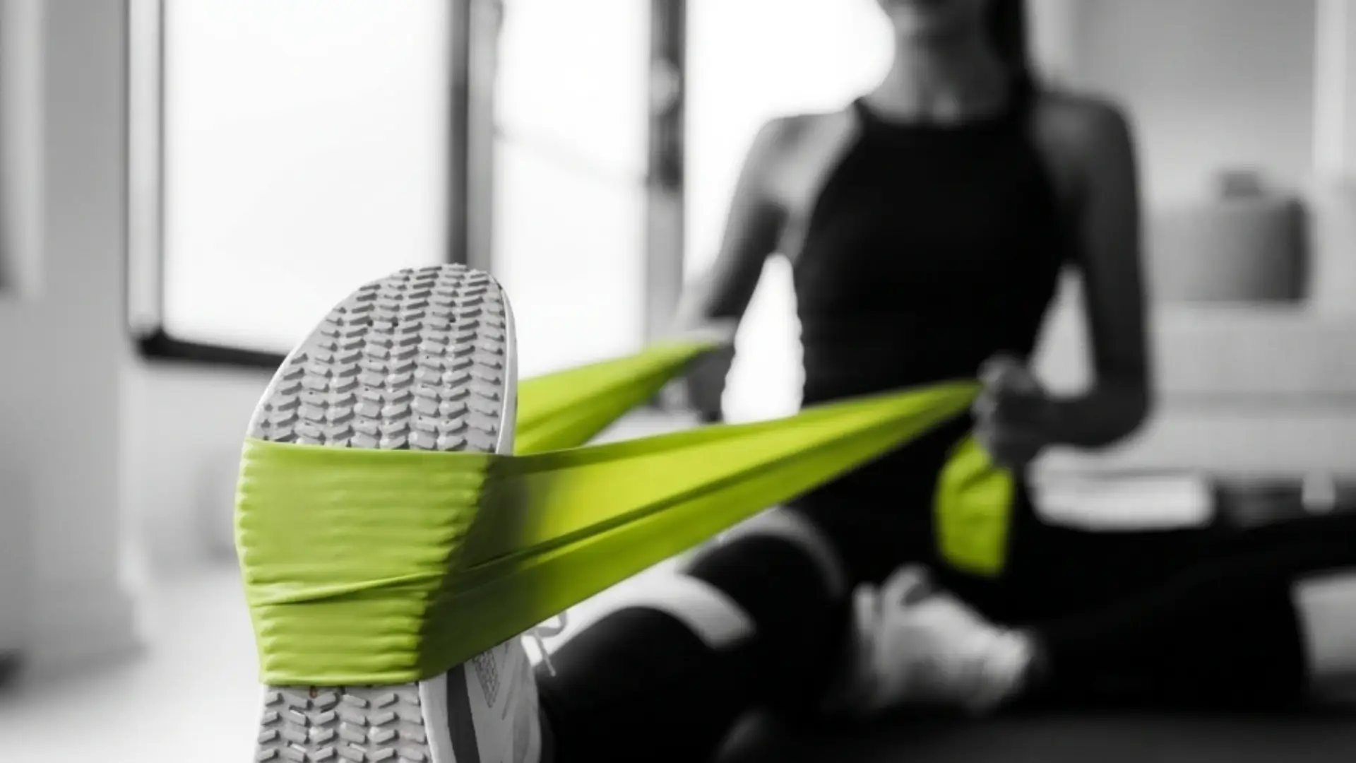 Atleta em reabilitação com faixa elástica